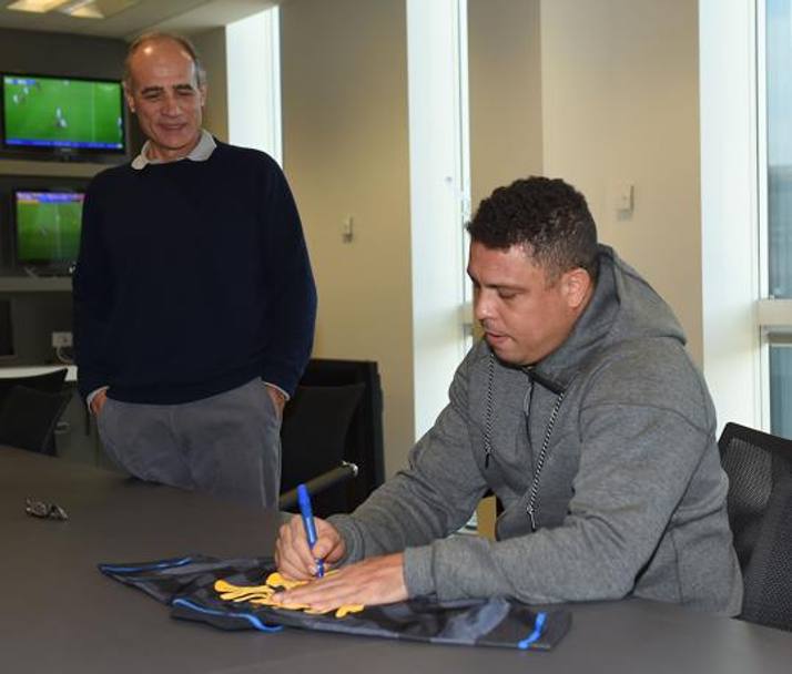 Ronaldo firma la storica maglia interista della stagione 1997/98. Bozzani